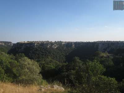 Proseguiamo sul sentiero che a un certo punto si allarga raggiungendo un ampio spiazzo da cui � possibile ammirare il panorama della gravina da un�altra angolazione